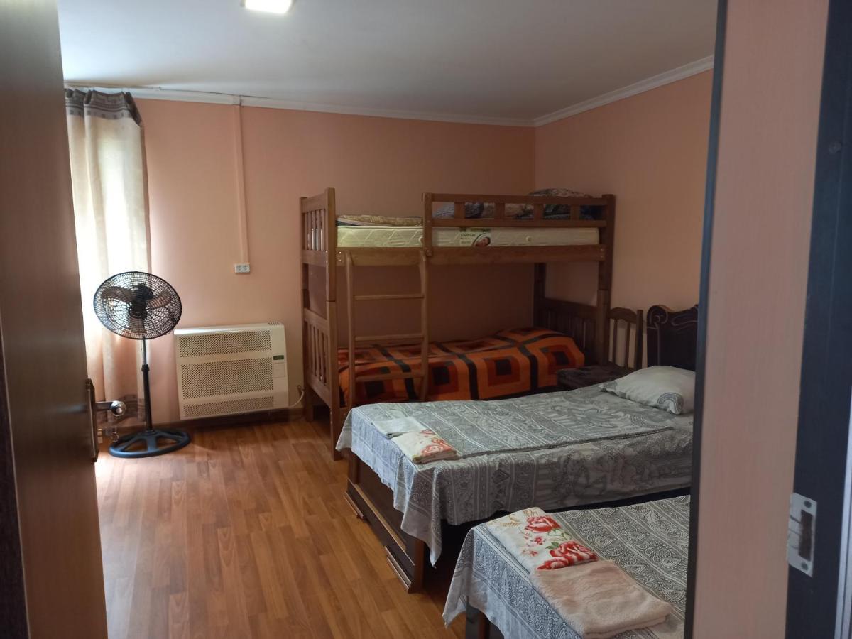 Guest Houze Nona Hotel Zugdidi Bagian luar foto